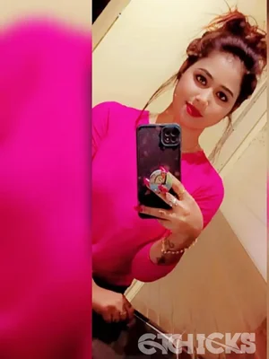 Delhi call girl mirror selfie